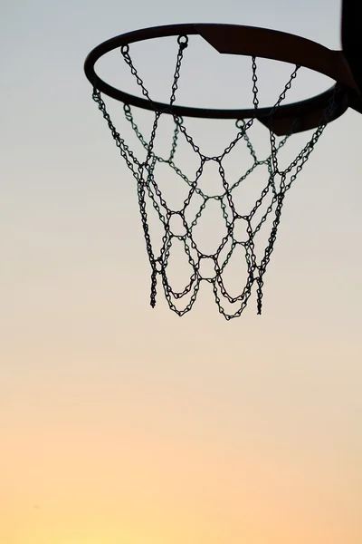 Під час заходу сонця баскетбол — стокове фото