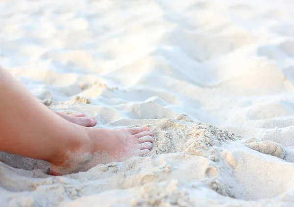 Weiblich, frau füße im sand, sandstrand, nahaufnahme bild — Stockfoto