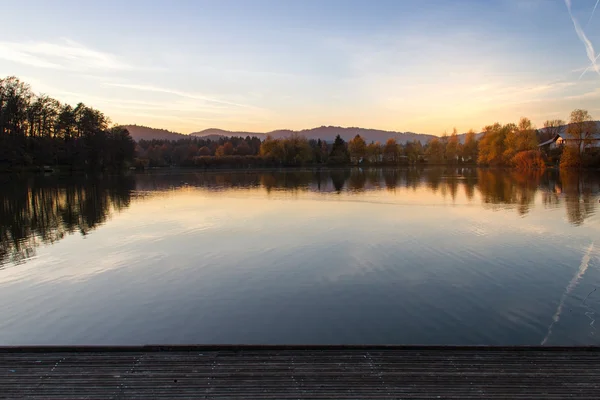 Gün batımında göl manzarası — Stok fotoğraf