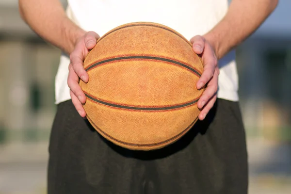 Balle de basket entre les mains d'un homme — Photo