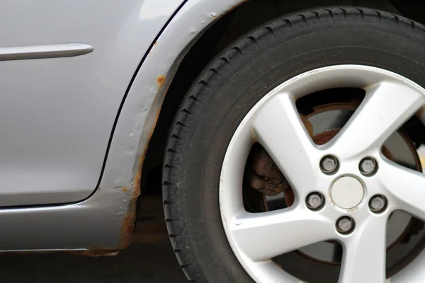 Ferrugem em um carro moderno — Fotografia de Stock