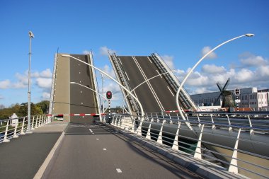 Dikey pozisyonda modern asma köprü