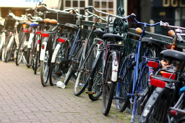 Fietsen in de stad Amsterdam — Stockfoto