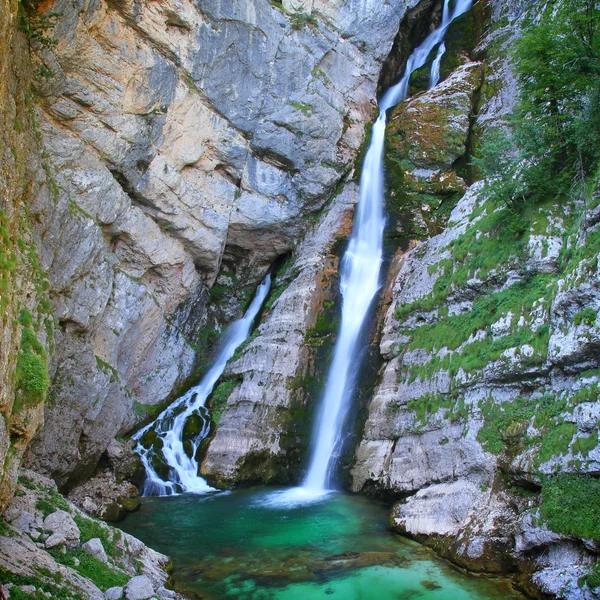 スロベニアの滝コネクティング ルーム — ストック写真