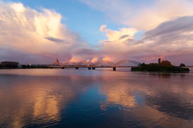 Demiryolu Köprüsü'nde günbatımı, Riga, Letonya