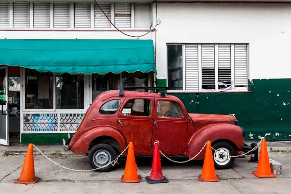 Stare retro klasyczny amerykański samochód — Zdjęcie stockowe