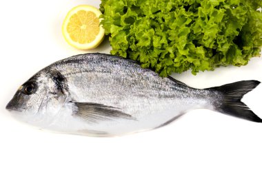 Dorado balık limon ve salata