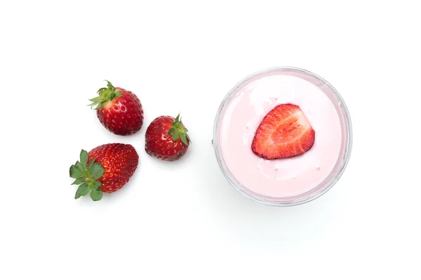 Йогурт со свежей клубникой — стоковое фото