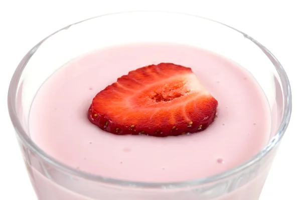 Primer plano del yogur con fresas frescas —  Fotos de Stock