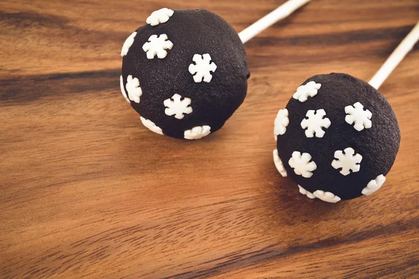 Dva cakepops s ozdobným sněhové vločky — Stock fotografie