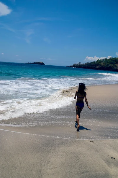 Girl runs along the beach — Stock Photo, Image