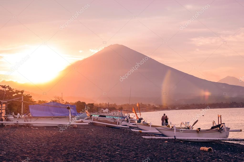 Coucher De Soleil Romantique Avec Vue Sur Volcan