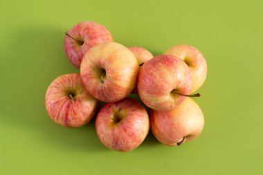 Olgun elma yeşil bir arka plan üzerinde