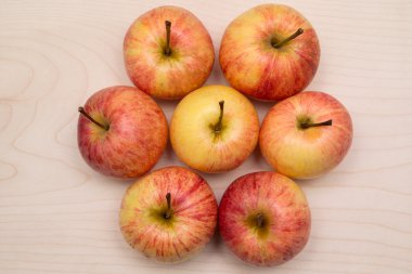 Tahta bir arka planda olgun elmalar