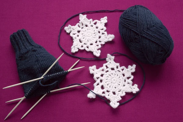Process of knitting mittens on the needles — Stock Photo, Image