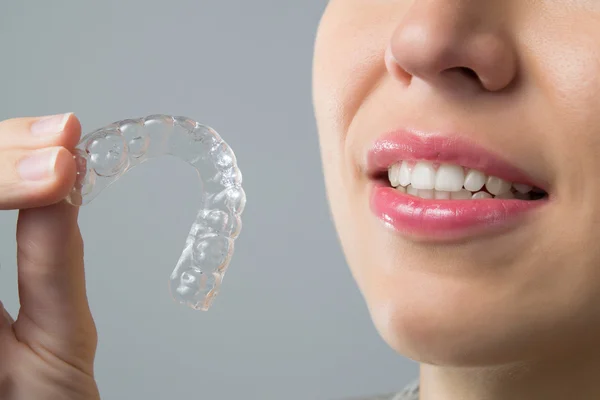 Femme souriante avec entraîneur en silicone — Photo