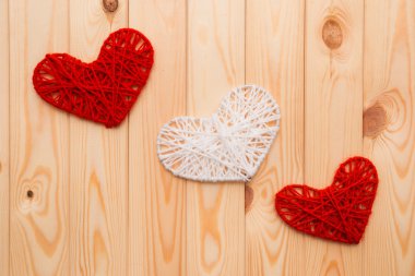 Sevgiliye arka plan. Kırmızı ve beyaz örme Kalpler 