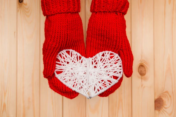 Fond Saint-Valentin. Fille tient coeur tricoté en mitaine rouge Photos De Stock Libres De Droits