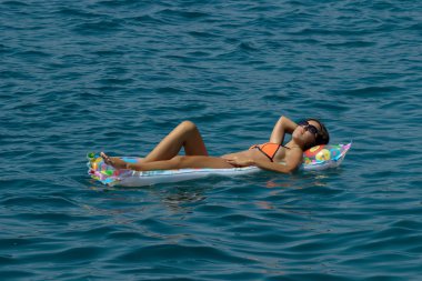 Denizde şişme şişme kadın