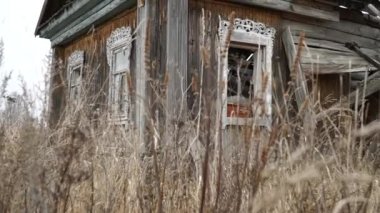 Kırık çatılı eski bir ev, boş bir köy, sonbahar günü / zoom