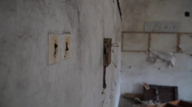 Terk edilmiş bir okul, Rusya Mordovya 'yı değiştiren beyaz bir duvar.
