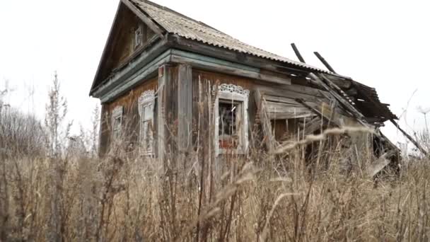 Old House Broken Roof Empty Village Autumn Day Zoom — Stock Video