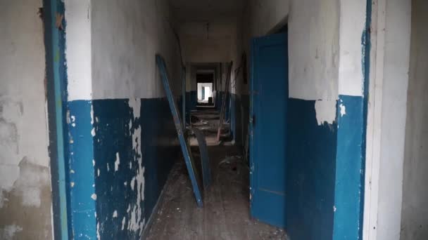 Εγκαταλελειμμένο Σχολείο Άδειος Διάδρομος Σπασμένη Πόρτα Προοπτική — Αρχείο Βίντεο
