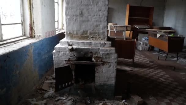 Rosyjski Piec Opuszczony Budynek Wybite Szyby — Wideo stockowe