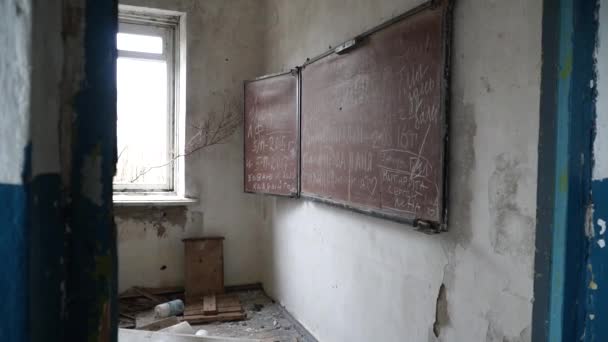Una Escuela Abandonada Aula Pizarra Ventana Rota Vista Desde Entrada — Vídeo de stock