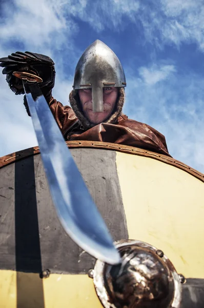 Viking capacete e a espada — Fotografia de Stock