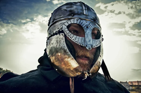 Bir Viking kask portresi