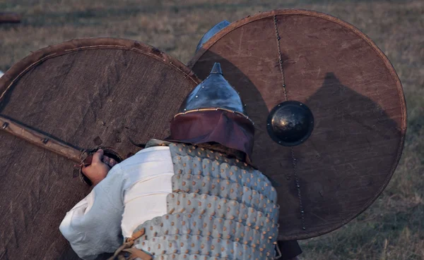 Den mannen och sköldar — Stockfoto