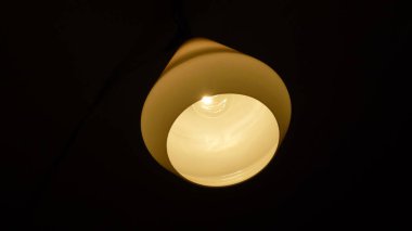 Gece karanlığında yanan bir ampul