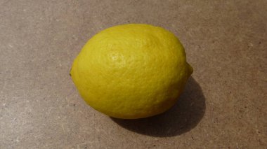 Masanın arka planında sarı olgun limon