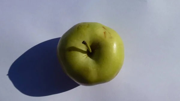 Manzana Madura Sobre Fondo Blanco — Foto de Stock