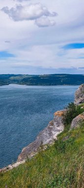 Kayalık sarp kıyı, pitoresk nehir, sudaki yeşil adalar, turizm, körfez, sonbahar çimi, tatil, yaz, güneşli, 