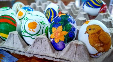 Paskalya için süslenmiş beyaz yumurtalar, boyanmış tavuklar, çiçekler, yumurta tepsisinin üzerinde duran, makro, kutlama, yemek pişirme, el yapımı, çocuklar tarafından yapılan