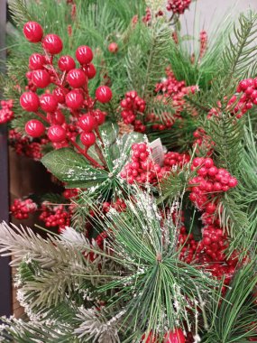 Parlak kırmızı böğürtlenler, karla kaplı yeşil iğneler, beyaz, yapay bir çam dalı, beyaz, yeni yılın arka planı, dekoratif, yakın, parlak, dekoratif dallar