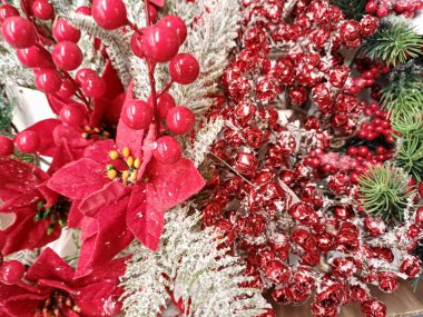 kırmızı yemyeşil çiçek, kırmızı böğürtlen demetleri, yeşil iğneler, dekoratif, yapay gümüş dallar, orijinal, hediye, yeni yıl arkaplanı, dekorasyon