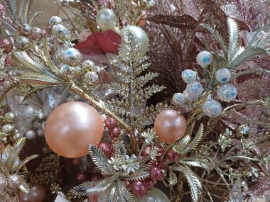 Gümüş dekoratif dallara pembe parlak katmanlar, yeşil iğneler, mavi böğürtlenler, bir Noel ağacının yapay dalları, çok renkli, yeni yılın arka planı, dekore edilmiş, yakın, oyuncaklar, parlak, parlak süslemeler