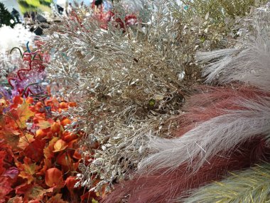 Gümüş renkli dekoratif yapraklar, dallarda bol miktarda, yakın çekim, portakal akçaağaç, dekor, kabarık çok renkli dallar, orijinal, kapalı, parlak, yeni yıl kompozisyonu, bayram, Noel ağacı süslemesi, yatay fotoğraf,