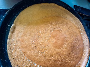 İnce krep kızartma tavasında kızartılır, yumuşak hamur, dantel kenar, yakın plan, yemek hazırlama, hazır tatlı, lezzet,