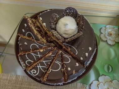 Doğum günü için çikolatalı pasta, parçalanmış hindistan cevizi taneleri, çikolata çiçeği, kakaolu kek, iştah açıcı, dekoratif, el yapımı, üst görünüm.