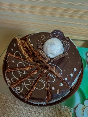 Doğum günü için çikolatalı pasta, parçalanmış hindistan cevizi taneleri, çikolata çiçeği, kakaolu kek, iştah açıcı, dekoratif, el yapımı, üst görünüm.