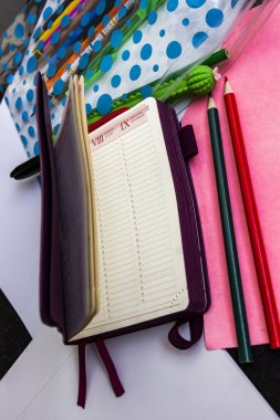 çeşitli kağıtlar, renkli kalemler, kalemli kalem kutusu, günlük, yer imli defter, renkli, beyaz kağıt, otuzbirci, yaratıcılık, okul malzemeleri, çizimler