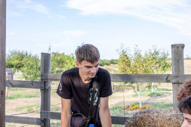 Kahverengi gözlü genç bir çocuğun portresi, arkadaşlarıyla konuşuyor, ileriye bakıyor, esmer, yakışıklı.,