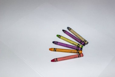 beyaz kağıt üzerinde çok renkli mum boya kalemleri, kullanılmış, masaüstü, beyaz masa üstü, çocuklarla, okulla, sınıflarla, yatay resimlerle, yakın plan,