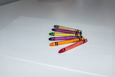 beyaz kağıt üzerinde çok renkli mum boya kalemleri, kullanılmış, masaüstü, beyaz masa üstü, çocuklarla, okulla, sınıflarla, yatay resimlerle, yakın plan,