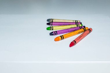 beyaz kağıt üzerinde çok renkli mum boya kalemleri, kullanılmış, masaüstü, beyaz masa üstü, çocuklarla, okulla, sınıflarla, yatay resimlerle, yakın plan,