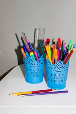 Kalemler, kalemler, keçeli kalemler, okul aksesuarları, kırtasiye, makas, cetvel, açılış deseni için mavi metal tutucu, masaüstünde, beyaz raf, masada iki renkli kalem, dekoratif cam, okul, sınıflar için sınıf, yatay fotoğraf, yakın çekim